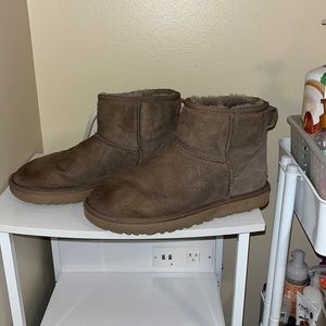 UGG MINIS!! color is antilope 🤍🤍🤍🤎🤎 size 8🤎